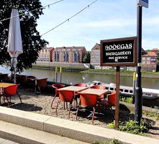 Biergarten der Bodega direkt an der Weser