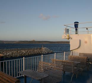 An Deck beim Auslaufen in Cirkewwa