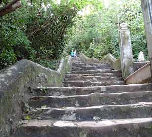 Viele steile Treppen führen nach oben
