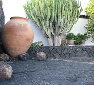 Riesige Tonvase im Garten