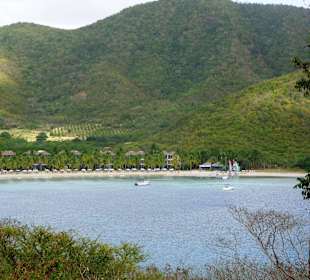 Blick von einem Aussichtspunkt auf das Meer