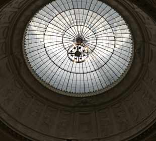 Wiesbaden: Blick vom Foyer in die Kurhauskuppel