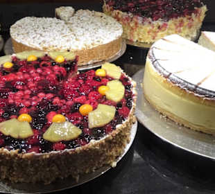 Torten in der Auslage des Café Niederegger