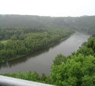 Blick von der Hängebrücke auf den Stausee
