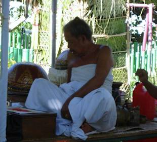 Priester beim Ankleiden