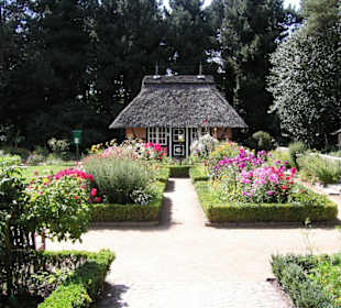 Der Bauerngarten mit dem Johannes Apel Haus