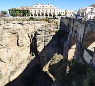 Vista lateral de El puente Nuevo de Ronda