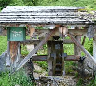 Altes Wasserrad auf der Alm