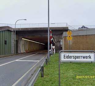 Der Strassentunnel durch die Wehrträger!