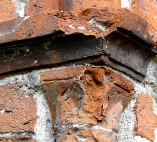 Sims und Pfeilerkrone des alten Mauerwerks