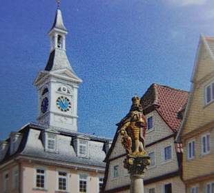 Links ist das Historische Rathaus mit dem Turm