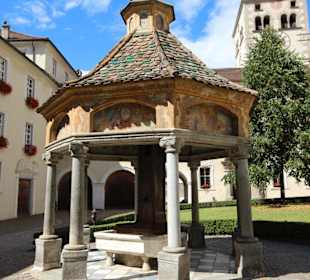 Achteckiger Renaissance-Brunnen