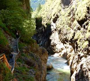 Steig entlang des Wassers