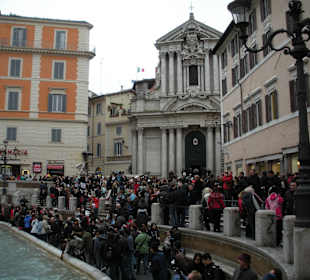 Tłum pod Fontanną di Trevi