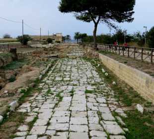 Antike Straße im archäologischen Park