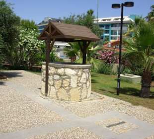 Nach der Brücke gleich der Brunnen