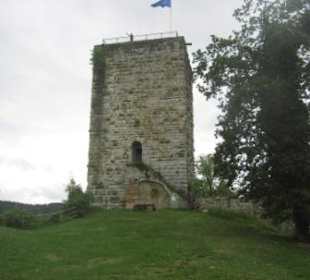 Fensterloser Bergfried, 3m Wandstärke, von 1200