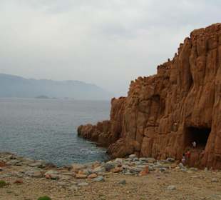 Roter Felsen mit Höhle