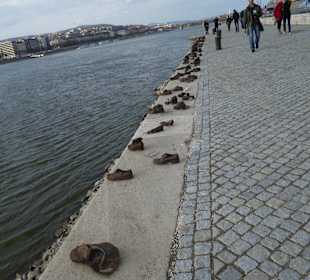 Schuhe am Donauufer