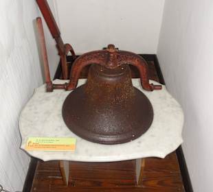 Die historische Glocke des Landhuis Kenepa
