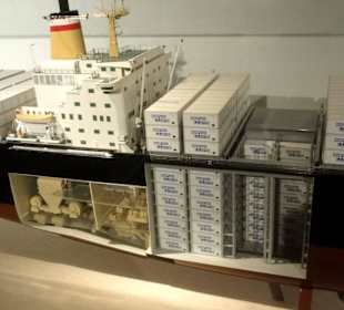 Schiffsmodell eines Containerfrachters