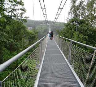 Auf der Hängeseilbrücke Titan-RT