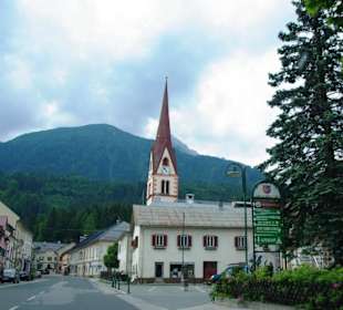 Ortsdurchfahrt mit Kirche