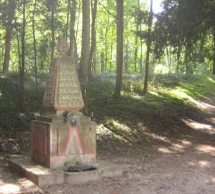 Ein Brunnen am Wegesrand zum Schloss.