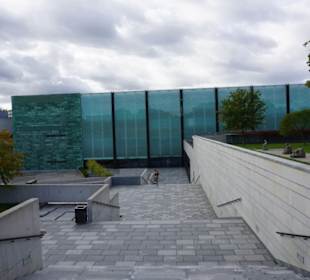 Und ein Blick von der Terrasse auf das KUMU