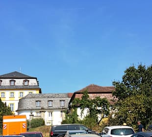 Das Schloss vom Parkplatz aus