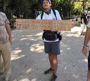 Pablo mit Maya Karte