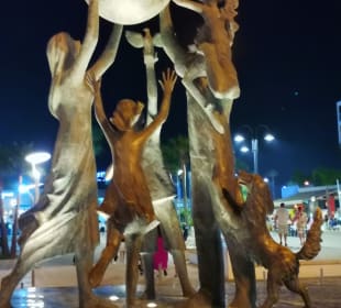 Alte Skulptur im Hafen 