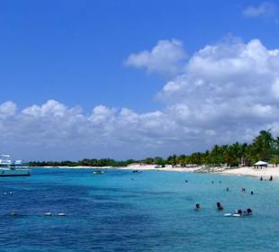 Traumstrand mit Touristenmassen