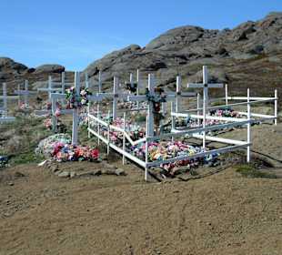 Friedhof Kulusuk's (Kunstblumen)