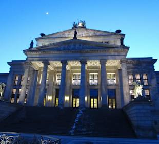 Konzerthaus in der Dämmerung