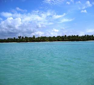 Mit dem Speedboot der Küste entlang