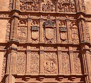 Fassade der Escuelas Mayores Universität Salam