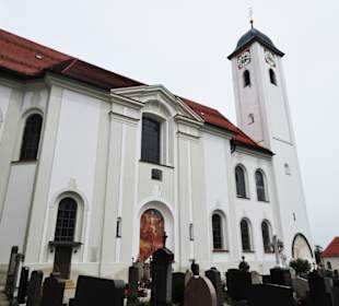 Seitenansicht der Pfarrkirche mit Glockenturm