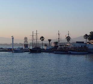 Hafenbecken nach Sonnenuntergang