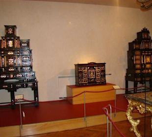 Ausstellungsstücke im Hofmobiliendepot