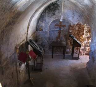 В стене оказалась келья