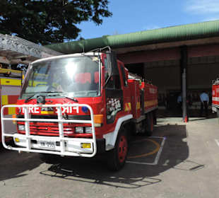 Einsatzfahrzeuge vor der Wache