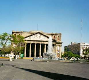 Blick auf das Theatergebäude