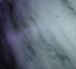 Blaues Eis in der Gletscherspalte