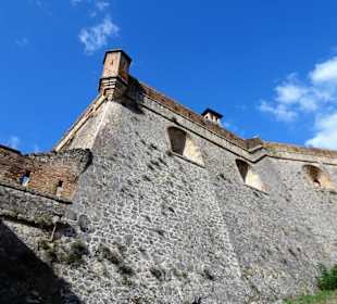 Vor den Außenmauern des Fort Liberia