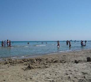 Piaszczysta plaza z lagodnym zejsciem do morza