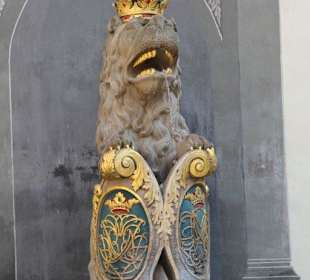 Eine Löwenfigur im Schlosspark