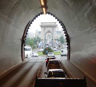 Aus Tunnel auf Kettenbrücke