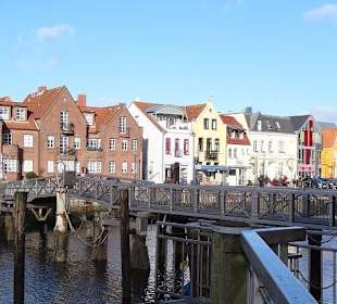 Binnenhafen und Fußgänger-Klappbrücke