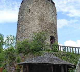 Burgturm mit Burgbrunnen